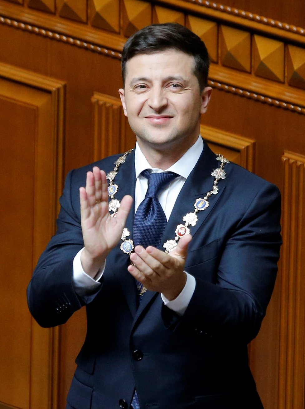 Nový ukrajinský prezident Volodymyr Zelenskyj se ujal úřadu. Při slavnostní inauguraci, kterou lidé sledovali i v ulicích, položil ruku jak na ústavu, tak bibli