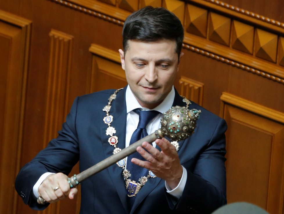 Nový ukrajinský prezident Volodymyr Zelenskyj se ujal úřadu. Při slavnostní inauguraci, kterou lidé sledovali i v ulicích, položil ruku jak na ústavu, tak bibli