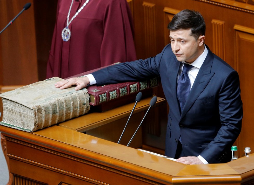 Nový ukrajinský prezident Volodymyr Zelenskyj se ujal úřadu. Při slavnostní inauguraci, kterou lidé sledovali i v ulicích, položil ruku jak na ústavu, tak bibli