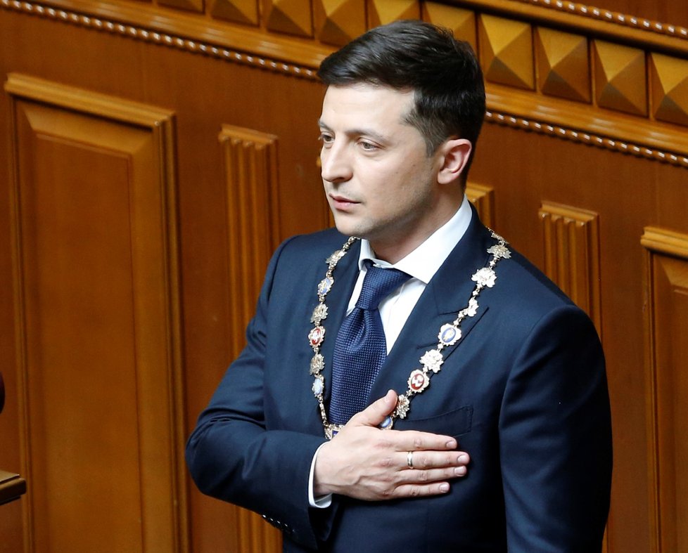 Nový ukrajinský prezident Volodymyr Zelenskyj se ujal úřadu. Při slavnostní inauguraci, kterou lidé sledovali i v ulicích, položil ruku jak na ústavu, tak bibli