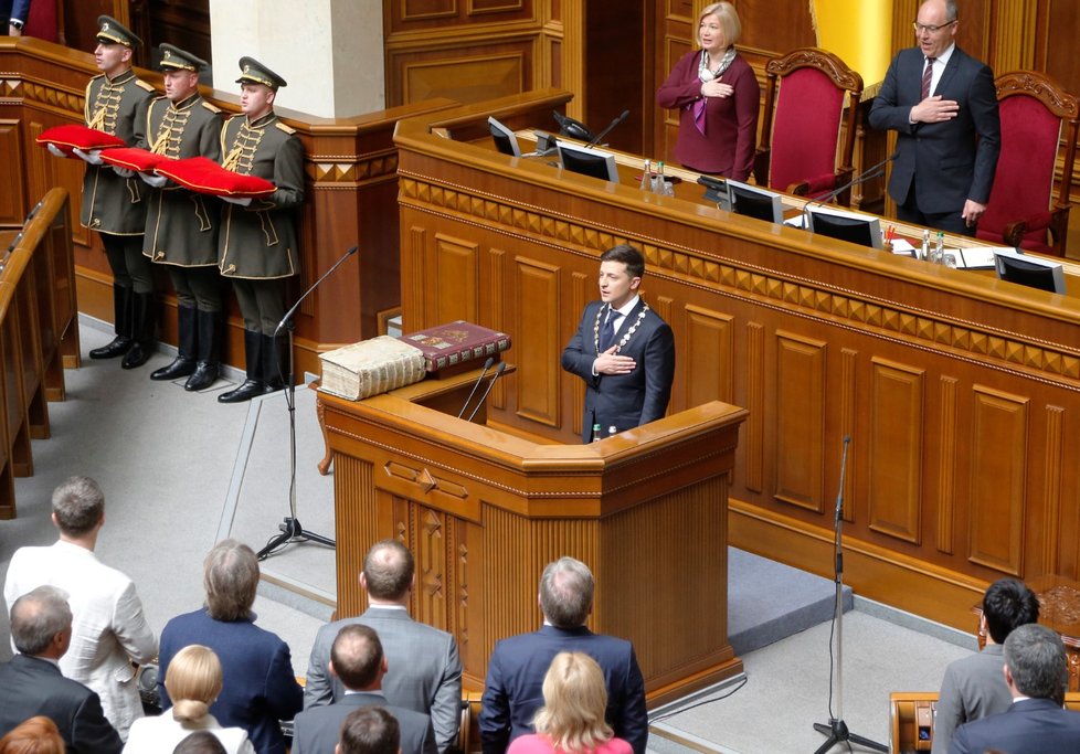 Nový ukrajinský prezident Volodymyr Zelenskyj se ujal úřadu. Při slavnostní inauguraci, kterou lidé sledovali i v ulicích, položil ruku jak na ústavu, tak bibli