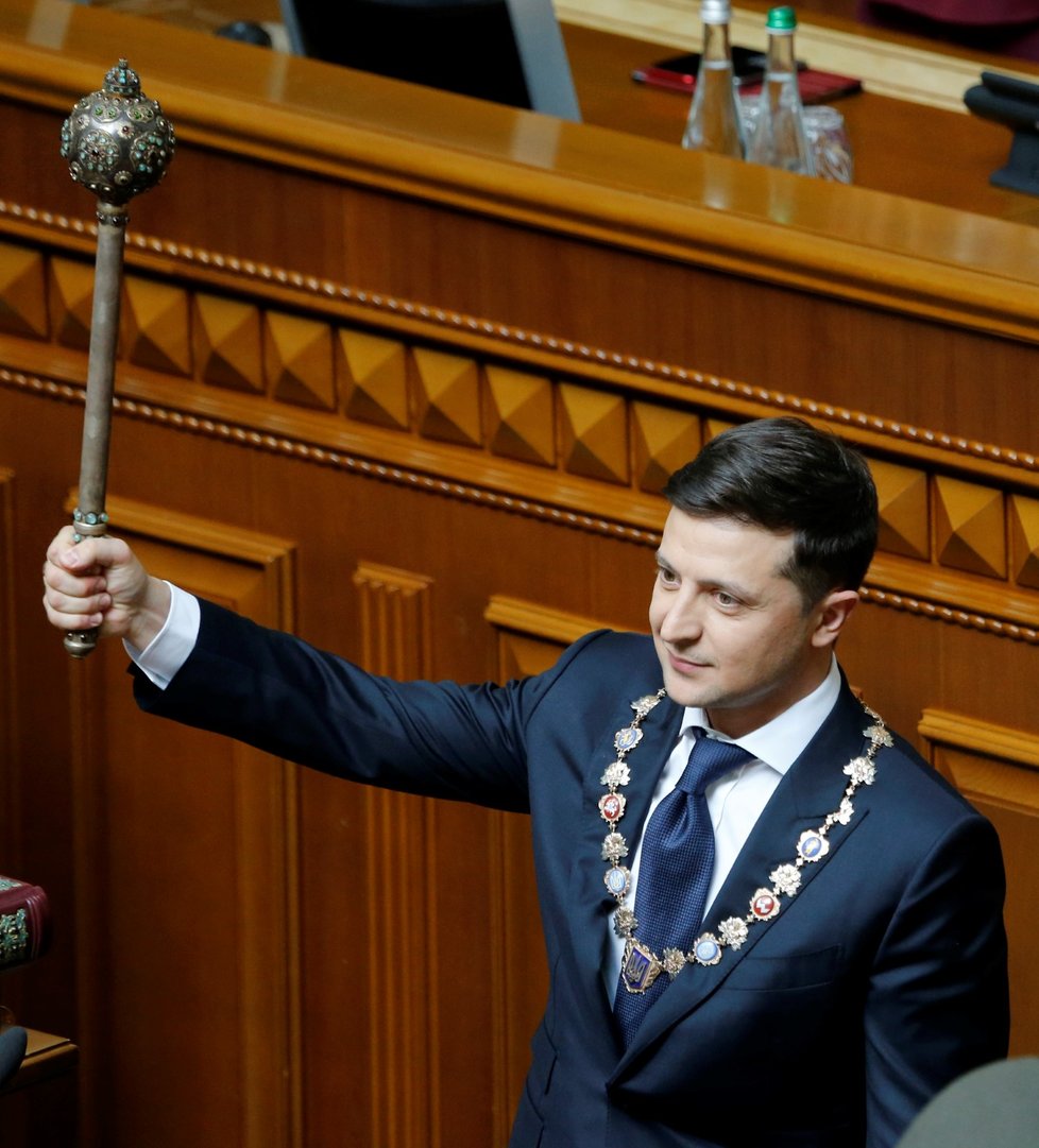 Nový ukrajinský prezident Volodymyr Zelenskyj se ujal úřadu. Při slavnostní inauguraci, kterou lidé sledovali i v ulicích, položil ruku jak na ústavu, tak bibli