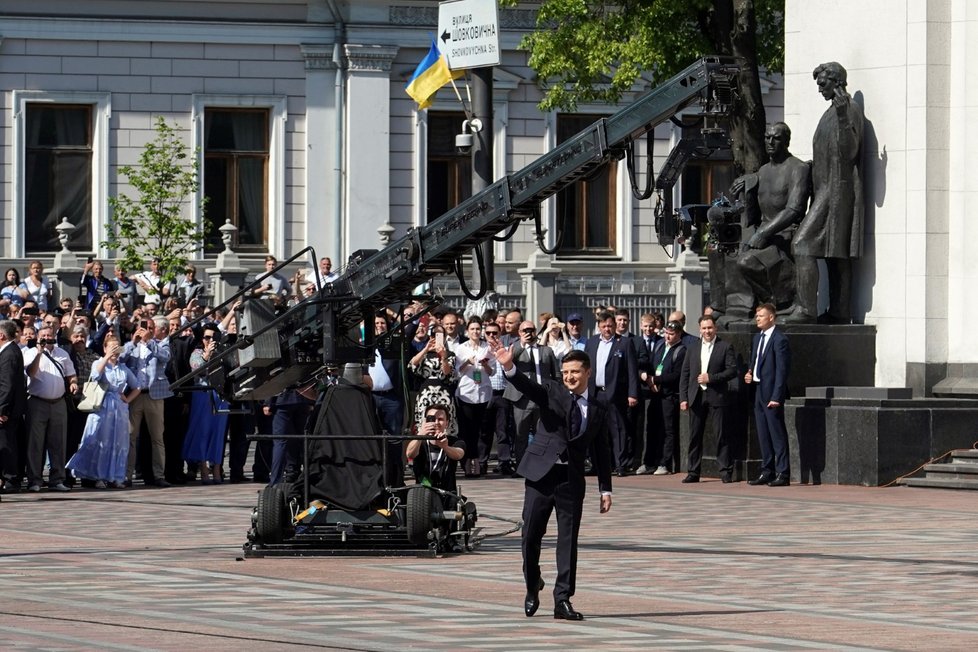 Nový ukrajinský prezident Volodymyr Zelenskyj se ujal úřadu. Při slavnostní inauguraci, kterou lidé sledovali i v ulicích, položil ruku jak na ústavu, tak bibli