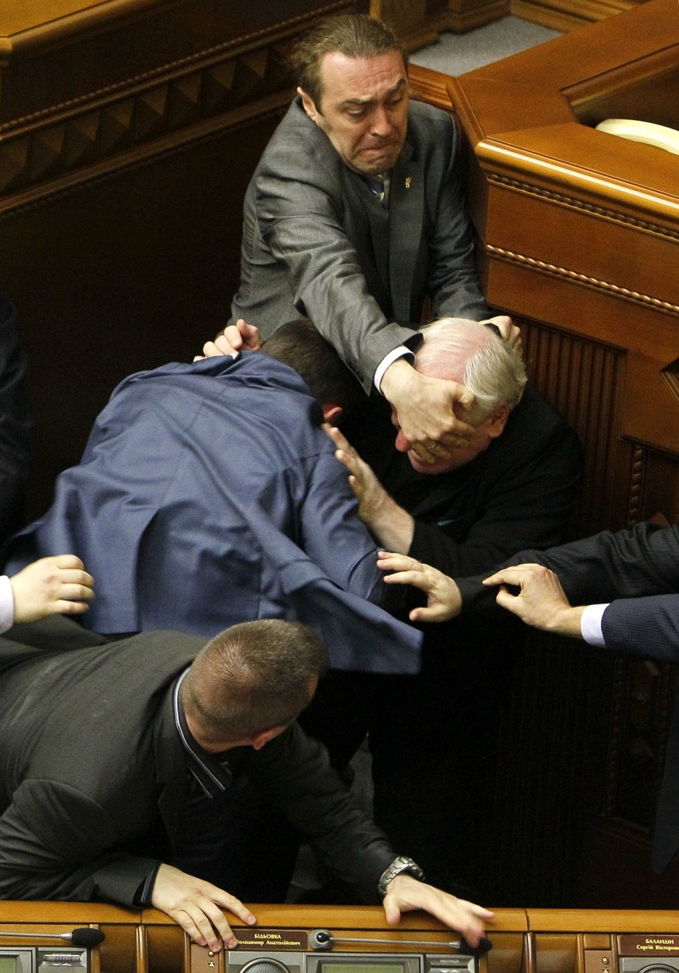 Poslanci hnutí Svoboda a ukrajinských komunistů si v ukrajinském parlamentu nic nedarovali