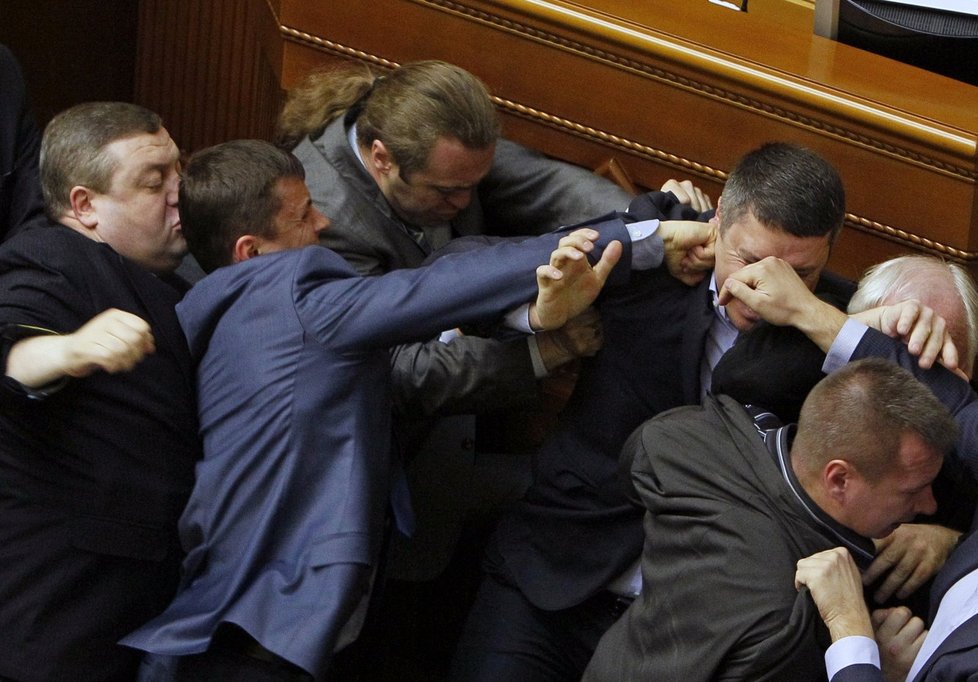 Když se u nás kluci poperou... Jednání kyjevského parlamentu narušila bitka na 10 minut