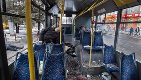 Mrtví v ukrajinské MHD: Mina v Doněcku zasáhla autobus a tramvaj