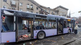 Mrtví v ukrajinské MHD: Mina v Doněcku zasáhla autobus a tramvaj