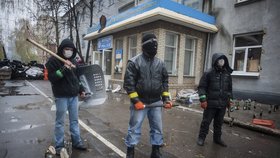Separatisté ve Slavjansku hlídají příjezdové cesty do města.