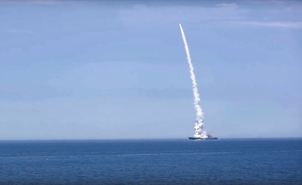 Ruská válečná loď odpaluje řízenou střelu na cíl na Ukrajině (10. října 2022)