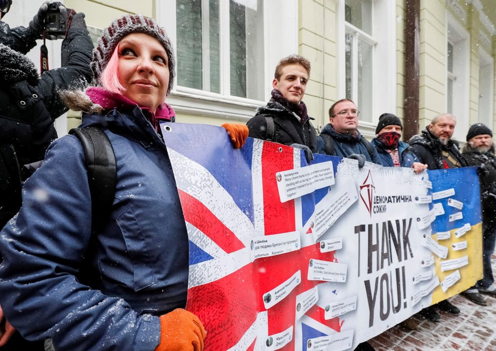 Ukrajinci v Kyjevě před britskou ambasádou děkují za zbraně.