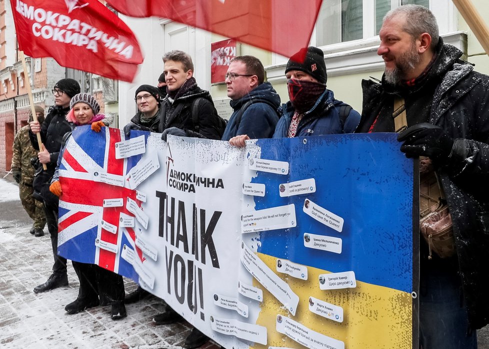 Ukrajinci v Kyjevě před britskou ambasádou děkují za zbraně.