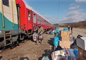 Slovenské úřady zastavily dva vlaky s humanitární pomocí, které vezly zejména zdravotnický materiál do ukrajinského Čopu.