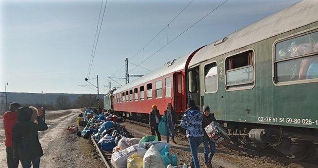 Slovenské úřady zastavily dva vlaky s humanitární pomocí, které vezly zejména zdravotnický materiál do ukrajinského Čopu.
