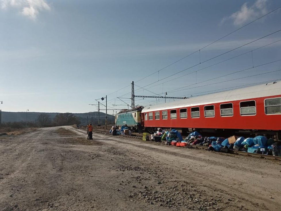 Slovenské úřady zastavily dva vlaky s humanitární pomocí, které vezly zejména zdravotnický materiál do ukrajinského Čopu.