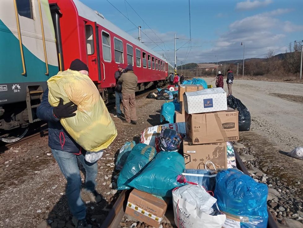 Slovenské úřady zastavily dva vlaky s humanitární pomocí, které vezly zejména zdravotnický materiál do ukrajinského Čopu.