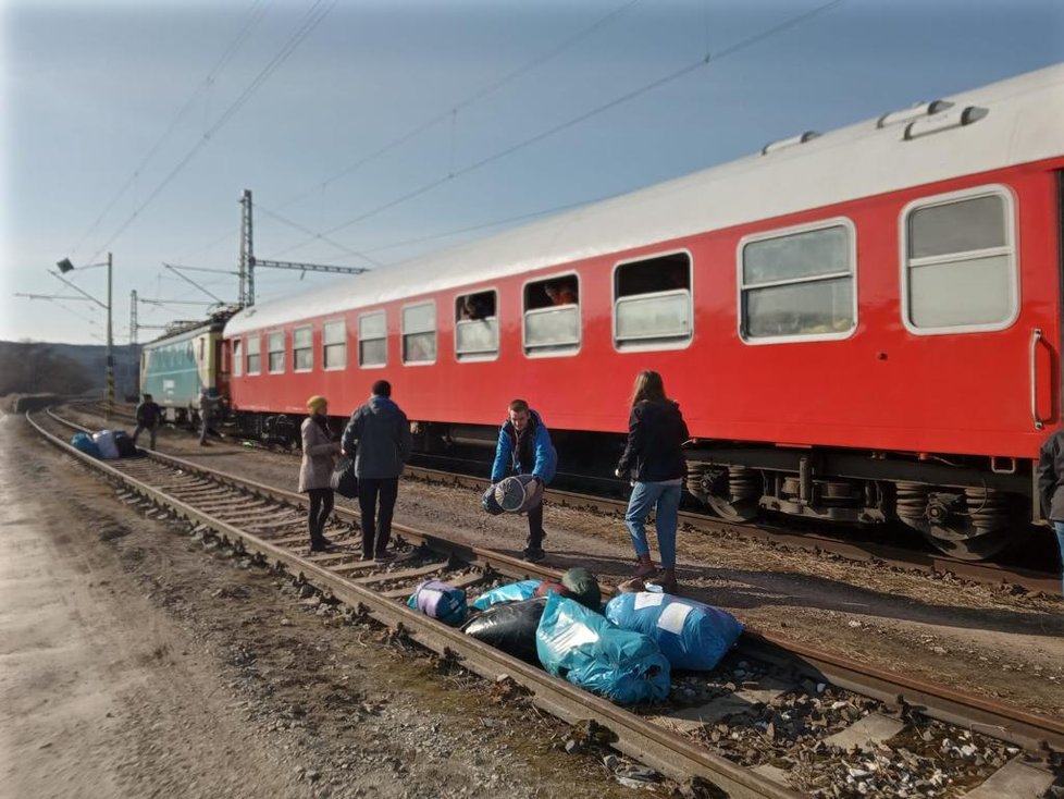 Slovenské úřady zastavily dva vlaky s humanitární pomocí, které vezly zejména zdravotnický materiál do ukrajinského Čopu.