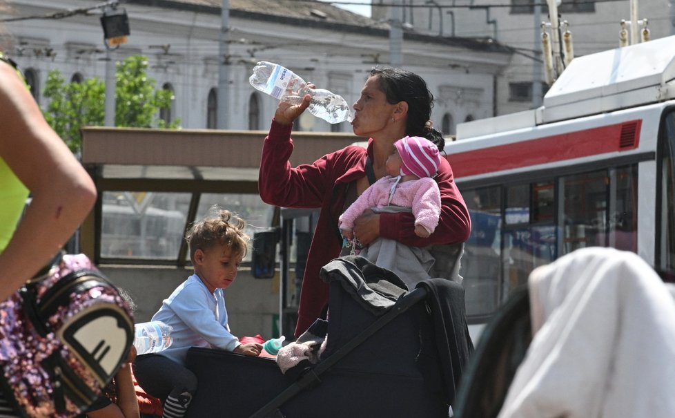 Romové z Ukrajiny či Maďarska se zdržují v blízkosti hlavního nádraží a hotelu Grand v Brně. Město pro ně psotaví stanové městečko.