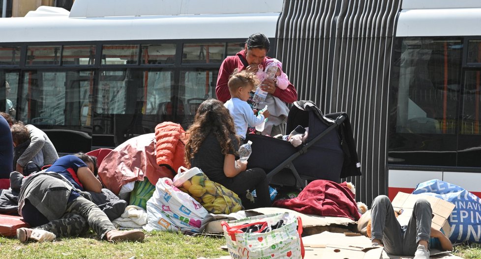 Romové z Ukrajiny či Maďarska se zdržují v blízkosti hlavního nádraží a hotelu Grand v Brně. Město pro ně psotaví stanové městečko.