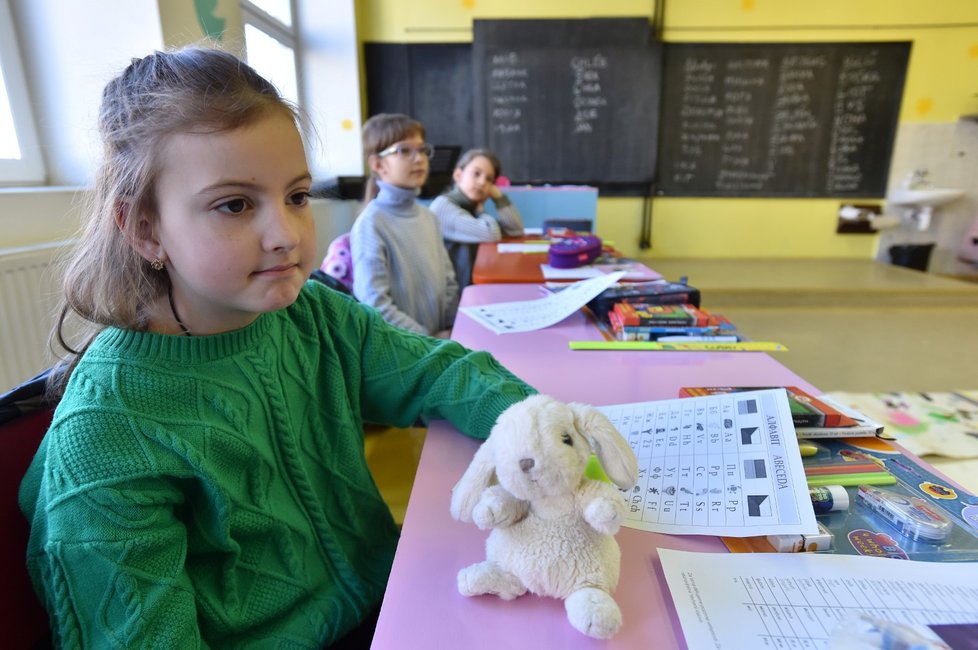 Ukrajinské děti se učí v nově otevřené třídě v nevyužívané školní budově v Cacovické ulici v Brně.