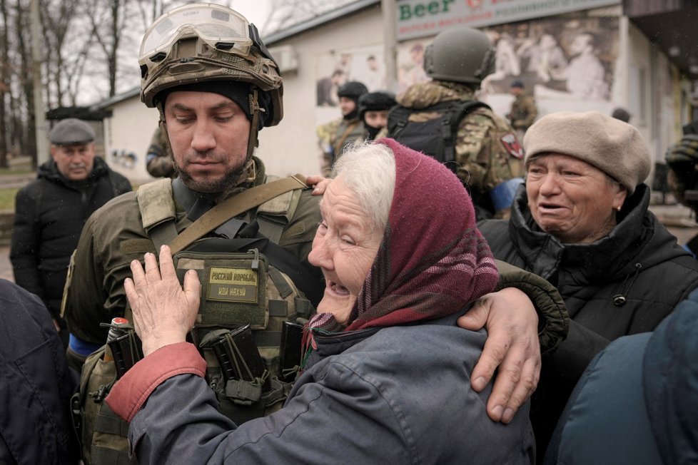 Ukrajinští vojáci pokračují v prohledávání osvobozené Buči (3.4.2022)