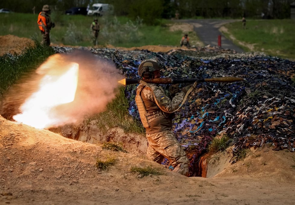 Ukrajinští vojáci se účastní cvičení v Černihivské oblasti (15. 5. 2023).
