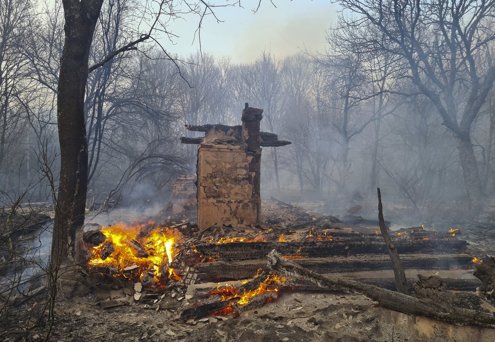 V okolí Černobylu zuří požáry, jeden se podařilo uhasit, další se rozhořel, (8. 4. 2020).