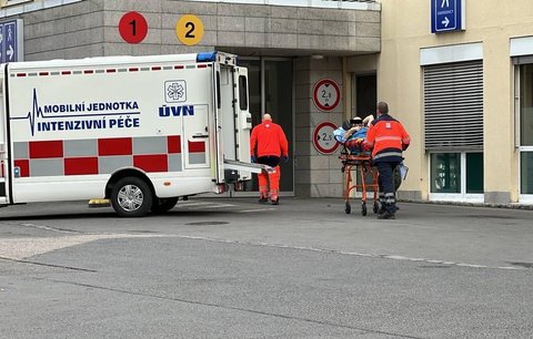 Tři zraněné Čechy převezli z Ukrajiny do Prahy: Těžká nehoda při humanitární pomoci!