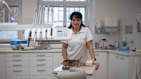 Olena pracuje v zubní ordinaci jako asistentka