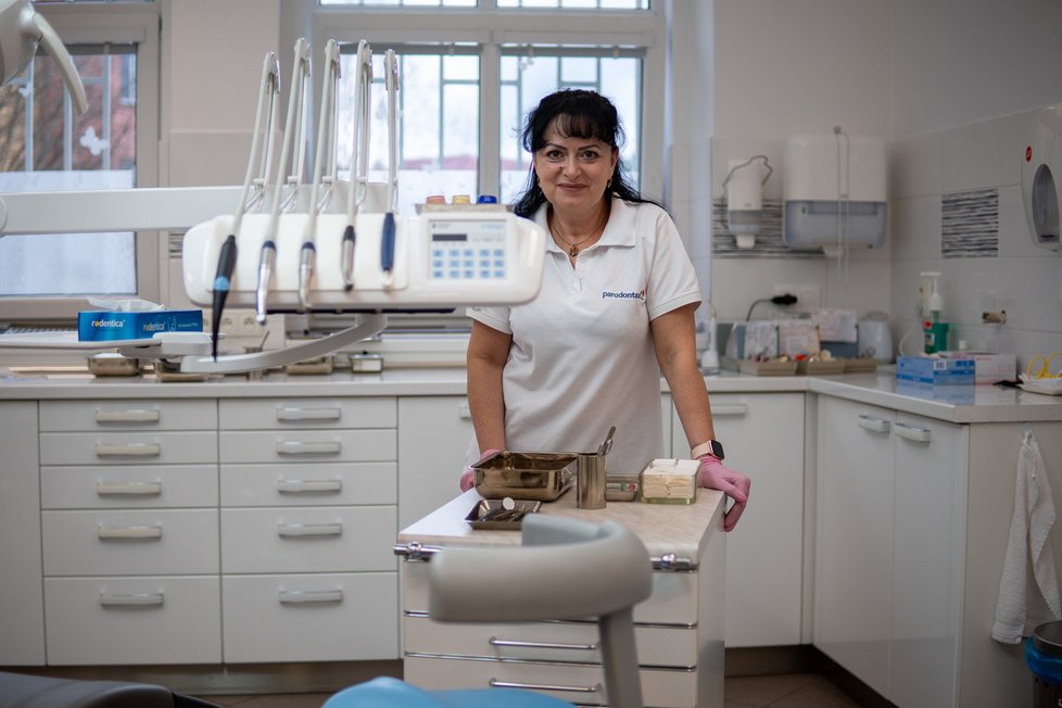 Olena pracuje v zubní ordinaci jako asistentka