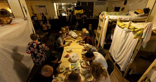 Charitativní kuchyně připravuje tisíce porcí pro uprchlíky. Dnipro, 14. 5. 2022.