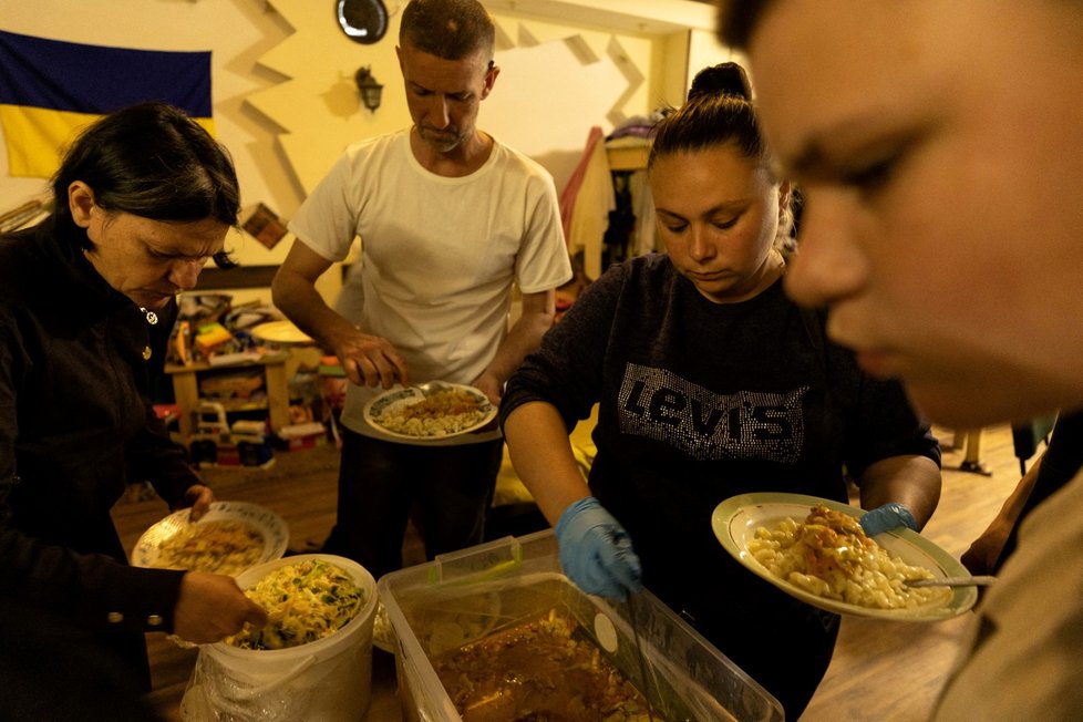 Charitativní kuchyně připravuje tisíce porcí pro uprchlíky. Dnipro, 14. 5. 2022.