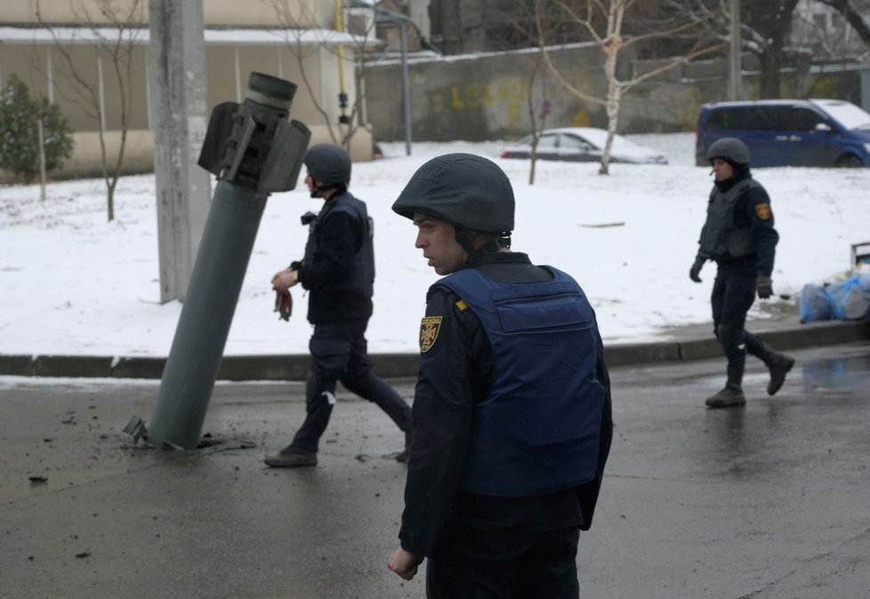 Střela zaseknutá v zemi u Charkova (25. 2. 2022)