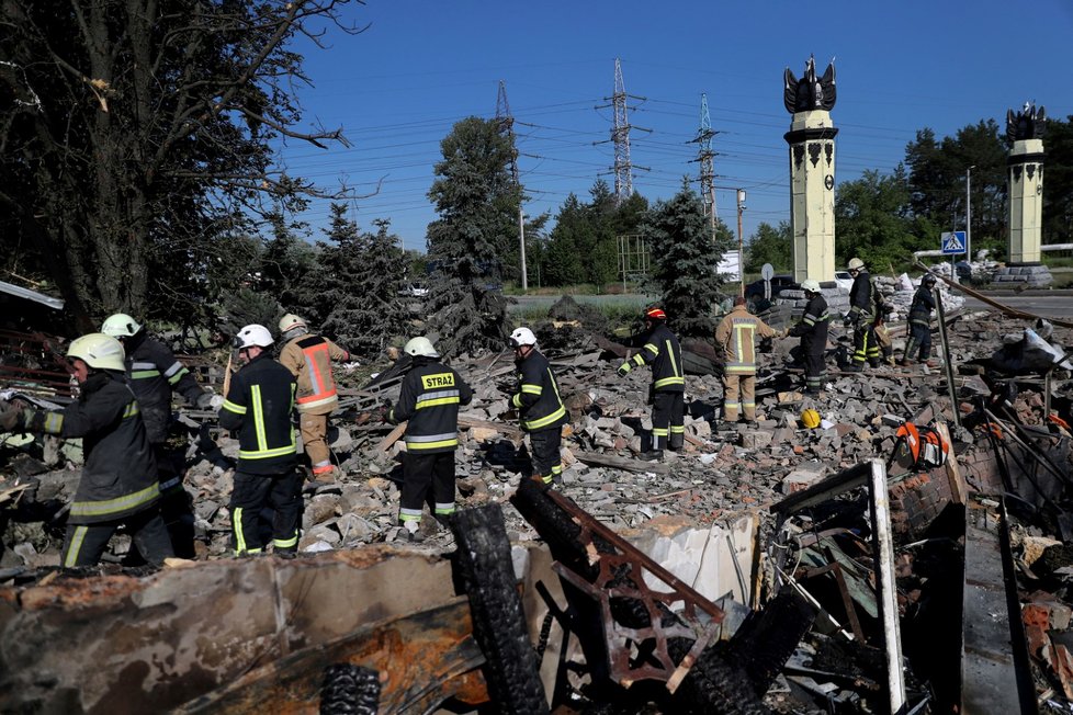 Hasiči hledají oběti po útoku v Charkově (9. 6. 2022)