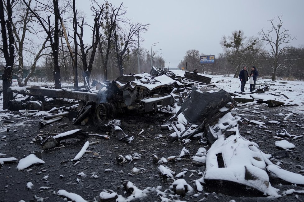 Válka na Ukrajině: Ulice Charkova jsou poseté pozůstatky aut, místy jsou pod sněhem stále mrtví. (25.2.2022)