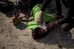 Zranění lidé po ostřelování Charkova (15. 4. 2022)