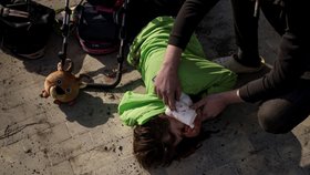 Zranění lidé po ostřelování Charkova (15. 4. 2022)