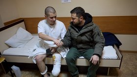 Volodymyr Zelenskyj s raněnými vojáky v charkovské nemocnici (6. 12. 2022).