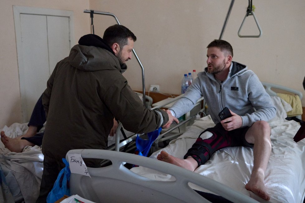 Volodymyr Zelenskyj s raněnými vojáky v charkovské nemocnici (6. 12. 2022).