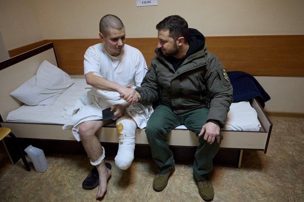 Volodymyr Zelenskyj s raněnými vojáky v charkovské nemocnici (6. 12. 2022)