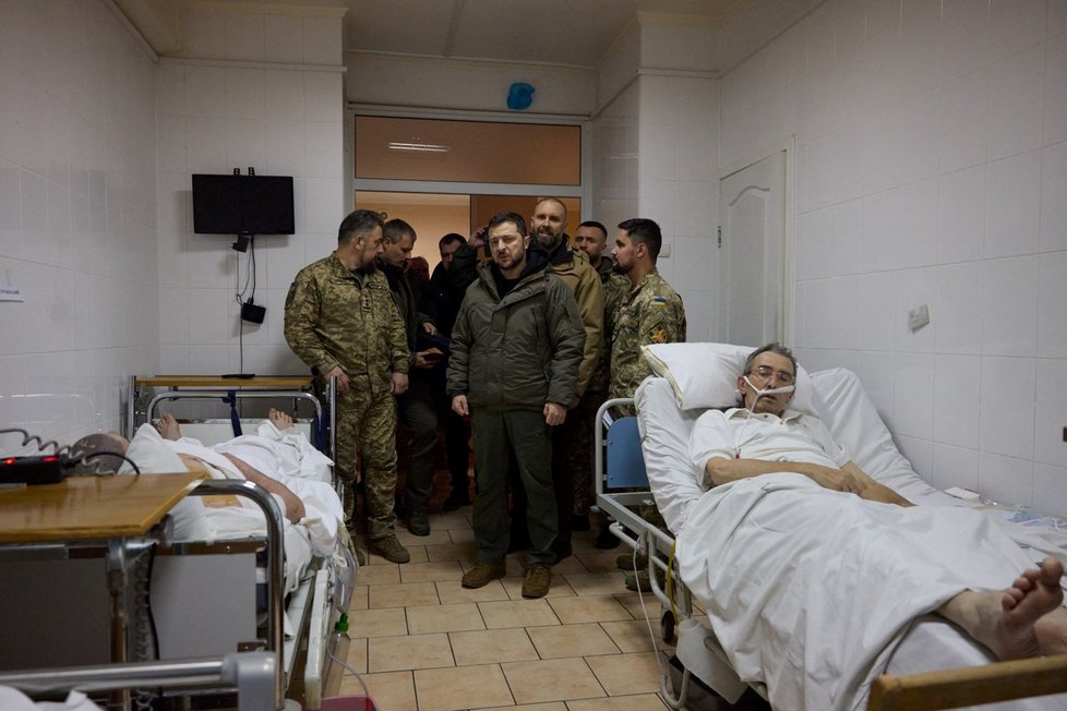Prezident Zelenskyj navštívil zraněné vojáky v nemocnici