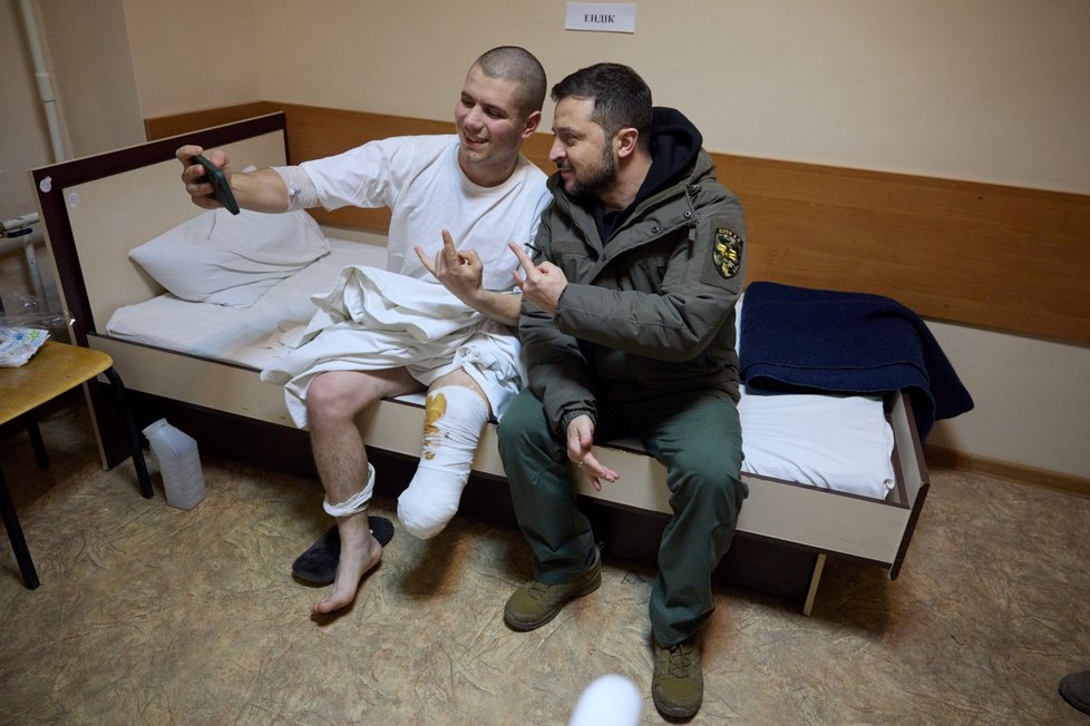Prezident Zelenskyj navštívil zraněné vojáky v nemocnici