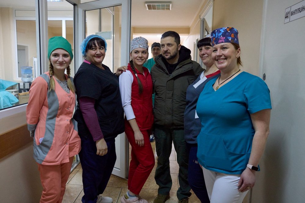 Prezident Zelenskyj se sestrami charkovské nemocnice.
