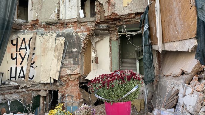 I přes téměř každodenní raketové útoky na Ukrajině platí i životní rozhodnutí místních: Nezlomit se a nevzdat se každodenních činností a radostí