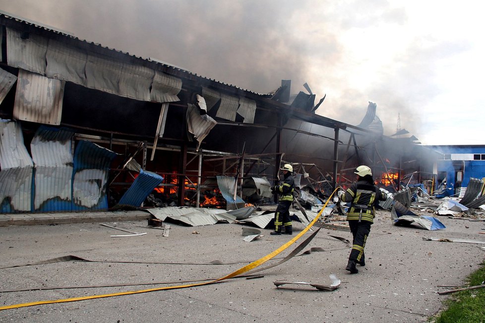 V charkovském skladu kvůli bojům vypukl požár.