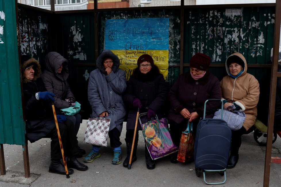 Lidé čekají na humanitární pomoc po ústupu ruské armády z Chersonu