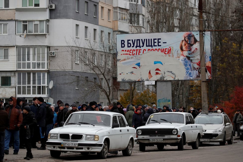 Lidé čekají na humanitární pomoc po ústupu ruské armády z Chersonu.