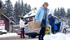 Stěhování ukrajinských uprchlíků z poslanecké chaty v Harrachově. (11.12.2022)
