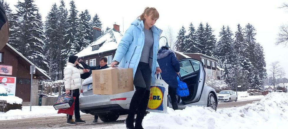 Stěhování ukrajinských uprchlíků z poslanecké chaty v Harrachově (11.12.2022)