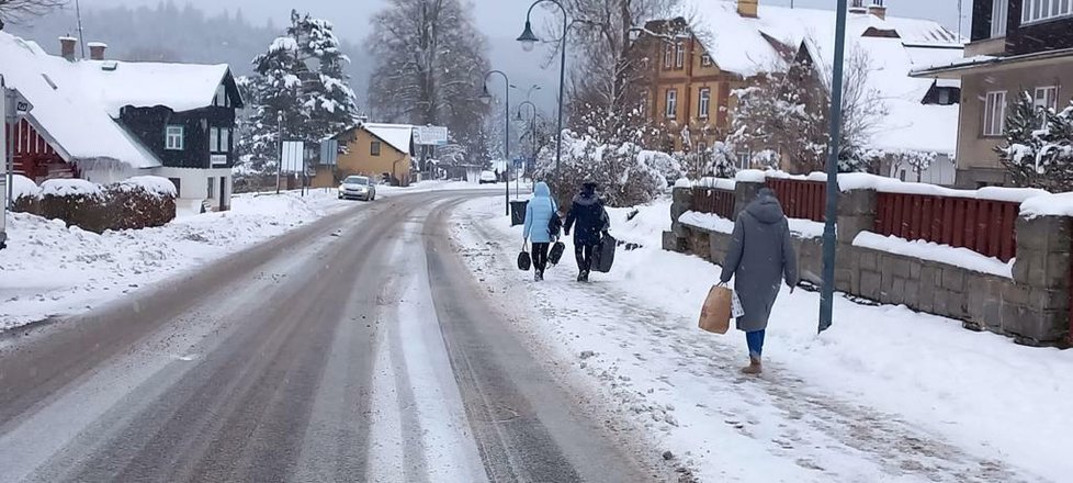 Stěhování ukrajinských uprchlíků z poslanecké chaty v Harrachově. (11.12.2022)