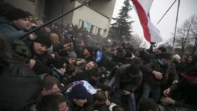 Po střetu u bodovy parlamentu vyvěsili proruští demonstranti vlajku